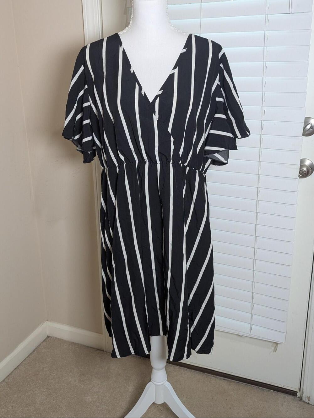 Women's Black And White Stripe Swimsuit Cover Up 2XL Tomato Girl